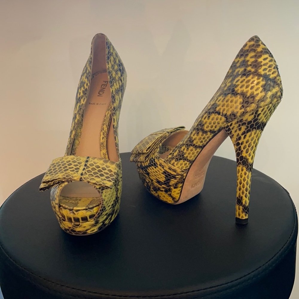 FENDI size 7 open toe platform heel